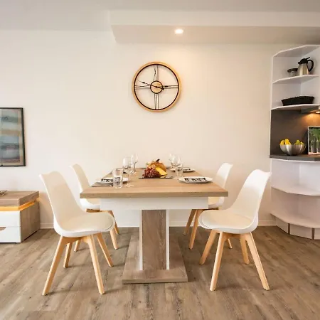 Geraeumiges In In Strandnaehe Damp