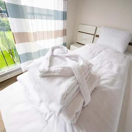 Geraeumiges In In Strandnaehe 담프